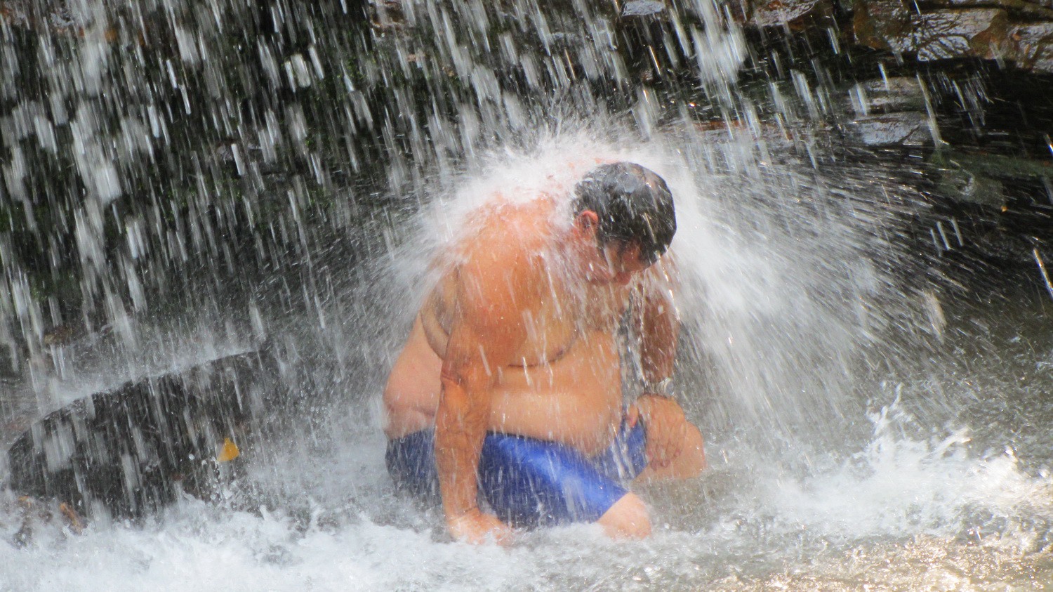 Enjoying the cold water of the Cachoeira Bonsucesso on a hot Saturday